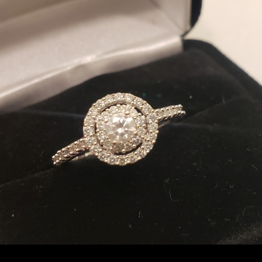 Beautiful 10k Gold Diamond Ring